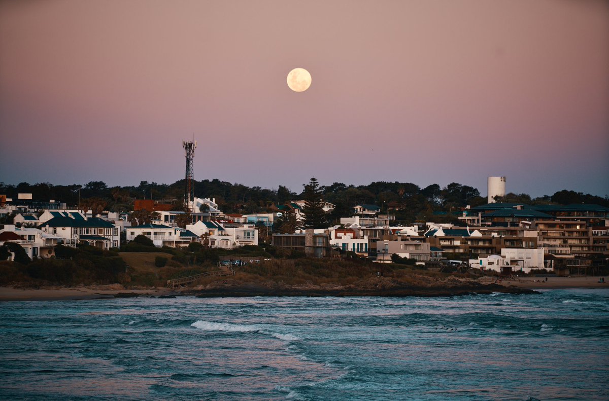 Como ganaron las fotos comparto también esta de la Luna llena en la barra el domingo 😊