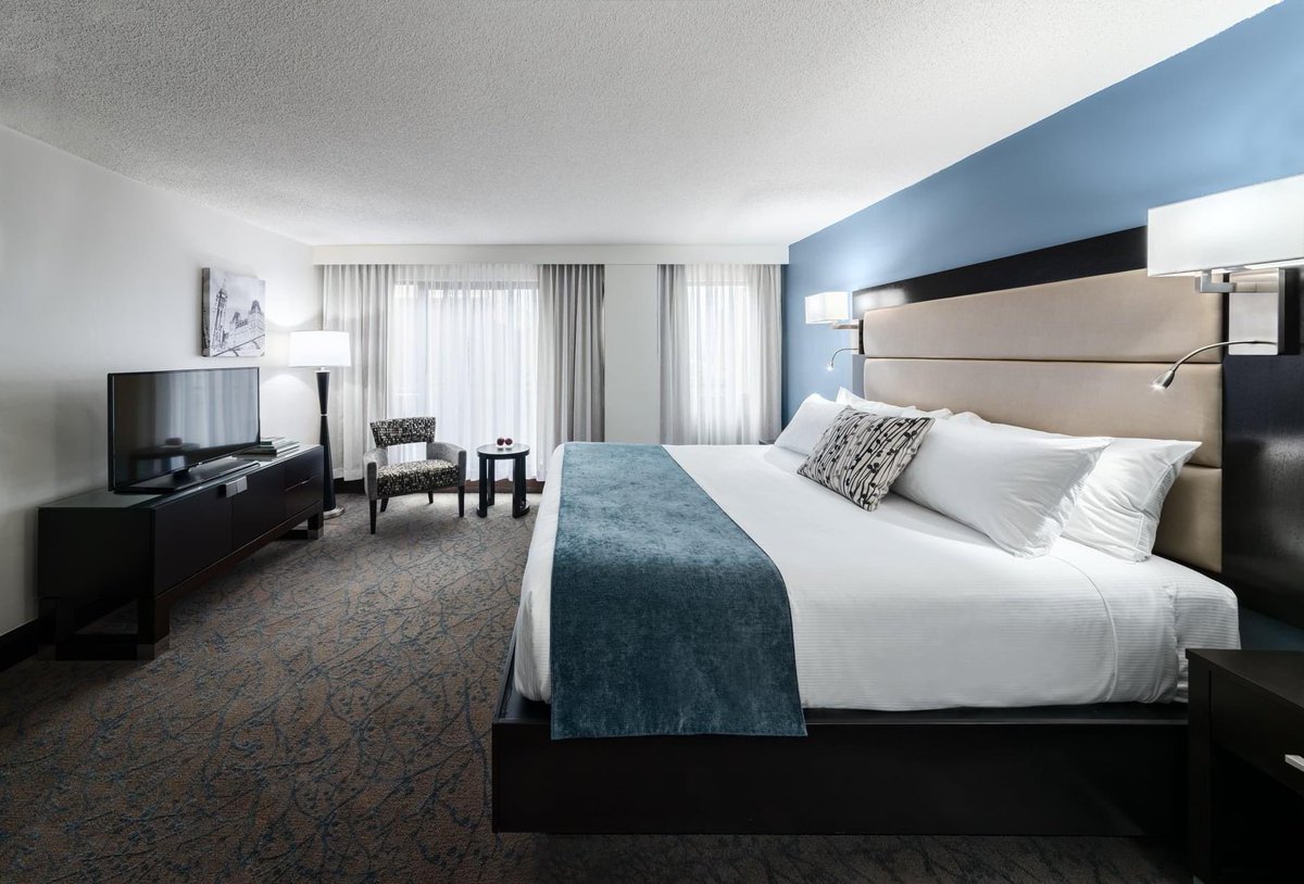 Our beautiful guest #suites feature full #kitchens, spacious footprints and private #balconies with stunning views of downtown #Ottawa. Spaces are redesigned and fully sanitized to ensure the health and safety of our guests.

💻: ottawaembassy.com
📞: 613-237-2111