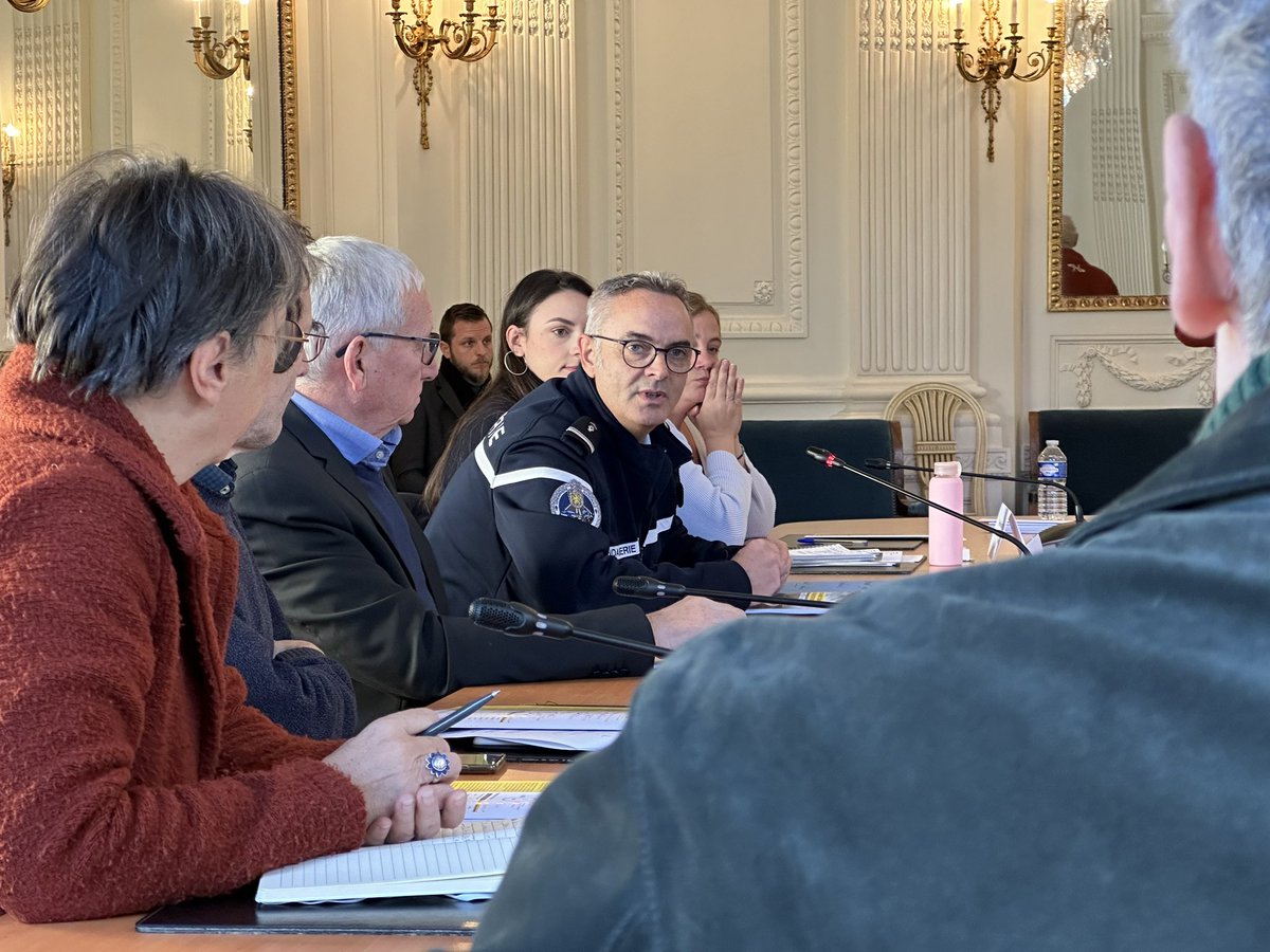 Prefet25's tweet photo. #securiteroutiere
Fruit d'un travail collaboratif, le document Général d’Orientations est une feuille de route des actions à mener pour améliorer la sécurité routière dans le Doubs. Consultable sur le site de la Maison de la Sécurité Routière du Doubs, il a été signé ce matin. https://t.co/8Kb6a76zr9