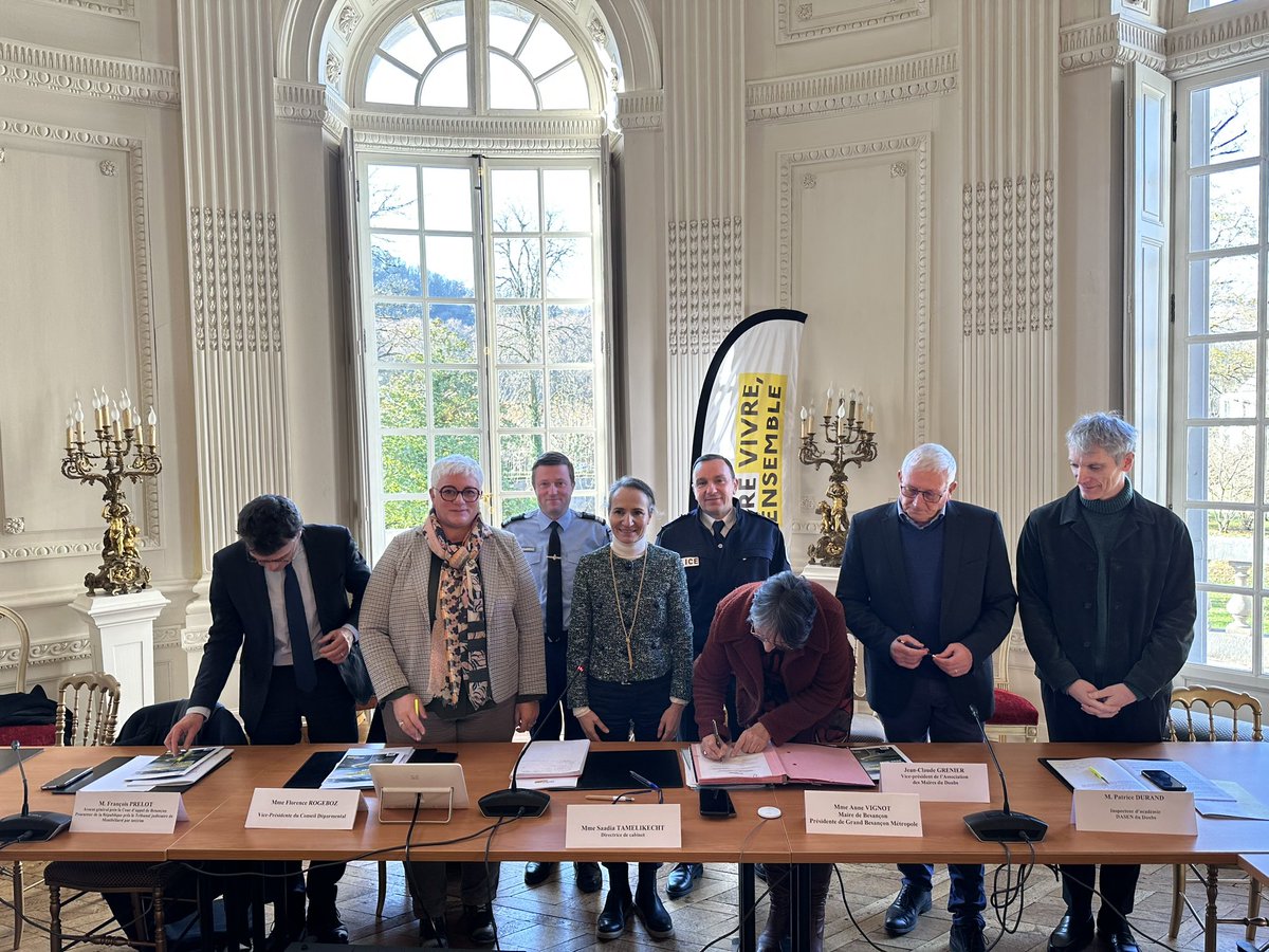 Prefet25's tweet photo. #securiteroutiere
Fruit d'un travail collaboratif, le document Général d’Orientations est une feuille de route des actions à mener pour améliorer la sécurité routière dans le Doubs. Consultable sur le site de la Maison de la Sécurité Routière du Doubs, il a été signé ce matin. https://t.co/8Kb6a76zr9