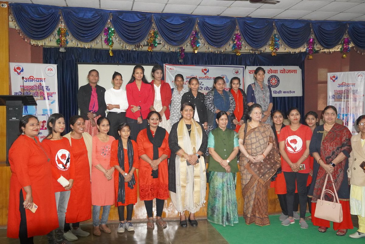 Usharedbrigade's tweet image. "लड़की निडर,करे वोट की फिकर" कार्यक्रम आज सकुशल संपन्न हुआ,आज कार्यक्रम में मुख्य अतिथि के रूप में DG रेणुका मिश्रा व विशिष्ट अतिथि रेणुका टंडन जी मौजूद रही, सभी अतिथियों ने पधारकर कार्यक्रम की गरिमा बढ़ाई व हस्ताक्षर अभियान में भाग भी लिया
#selfdefenceanivaryaho @renukamishra67