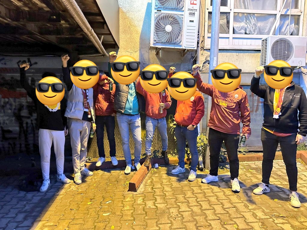 Harunyslcyr's tweet photo. yukarda Allah aşşağıda Galatasaraylılar https://t.co/k8byh71GXP
