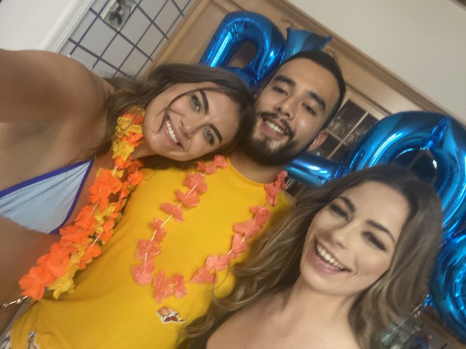 sextras on set yesterday for @RealRKofficial with @thereneerose @masongrayx7 🌺🥳  @teambrian2016 @101ModelingInc<a class="tags" href="/tag/realrkofficial">@realrkofficial</a>