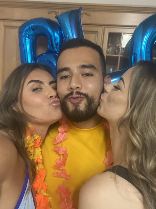 sextras on set yesterday for @RealRKofficial with @thereneerose @masongrayx7 🌺🥳  @teambrian2016 @101ModelingInc<a class="tags" href="/tag/realrkofficial">@realrkofficial</a>