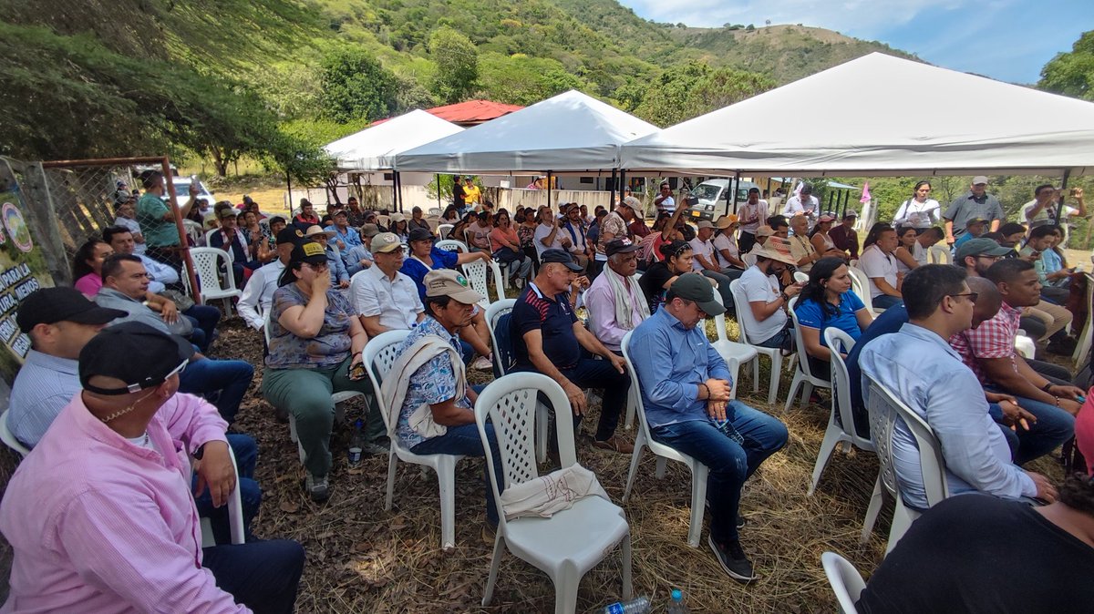 En vivo👉 youtube.com/live/9AEJdFJxY… Campesinos de @campoenjuntanza se asocian con la SAE, la Unión Europea, la embajada @SwedeninCOL y @ForumCivLAC para cosechar la tierra y crear un banco de maquinaria agrícola en finca que entregamos en arriendo social. Tocaima, Cundinamarca.