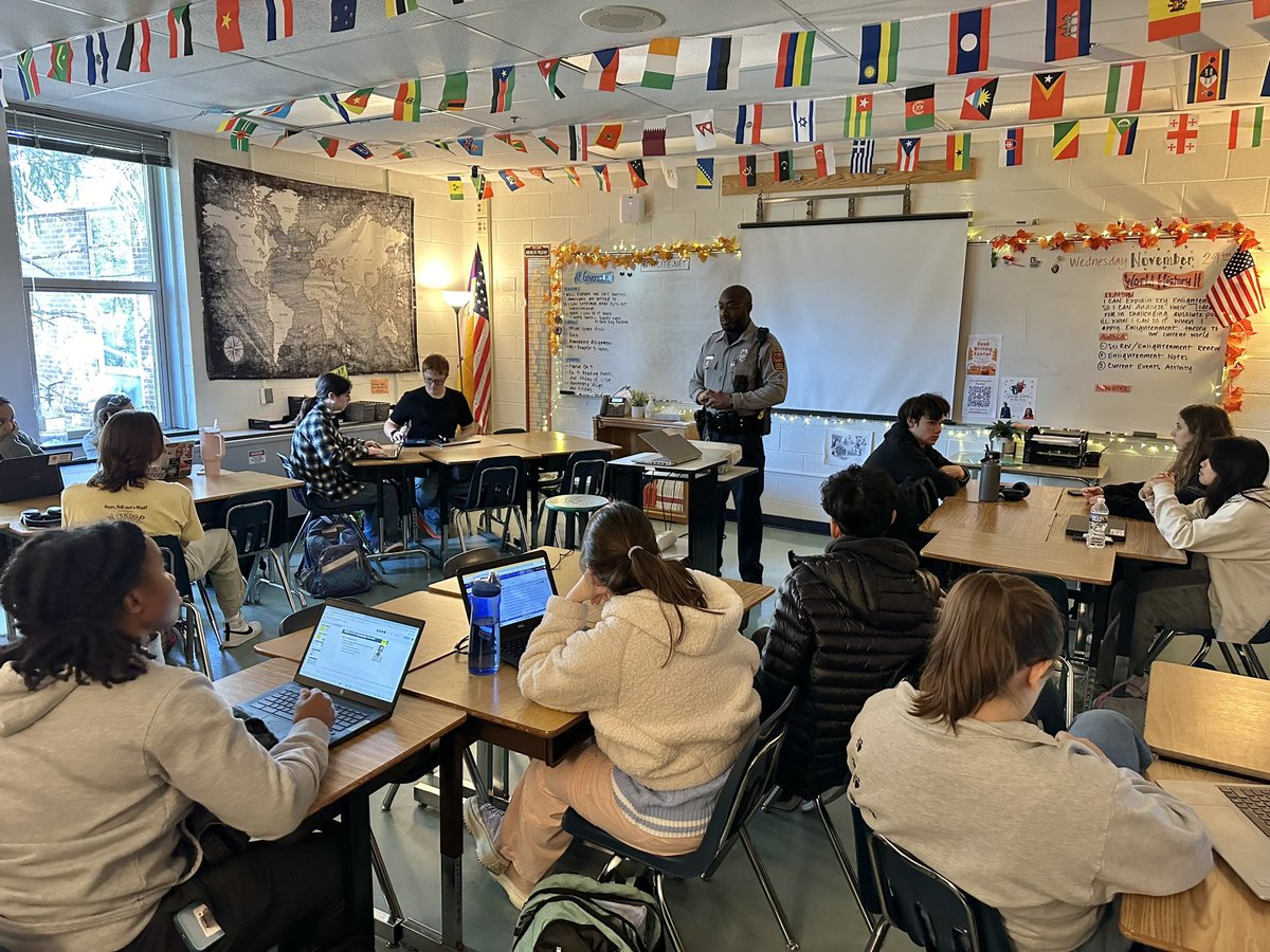 Thank you Officer Grace for chatting with AP Gov students about civil liberties, due process, and students’ rights in schools! @FCPSHayfieldSS