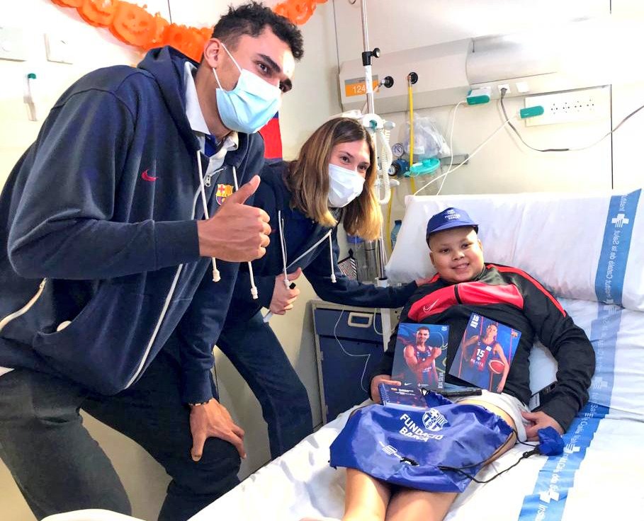 🏀Els jugadors i jugadores del <a href="/FCBbasket/">Barça Basket</a> es marquen un triple: visiten els infants hospitalitzats de #VallHebron, reparteixen regals i intercanvien emocions en el marc del projecte 'Nadal tot l'Any' de la <a href="/FundacioFCB/">Barça Foundation</a> 

Vols saber com ho han viscut?
👇
vhc.cat/FCBbasquet