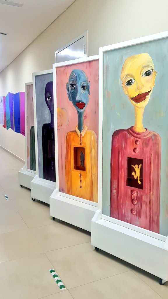 Modycreates's tweet image. حاضرة معرض نسق ١٢ بكلية التصميم بجامعة الاميرة نورة تبارك الرحمن الاعمال متميزة وكل عمل له فكرة بعضها تعبر عن مواضيع نفسية وغيرها ثقافية، هذا غير ان اختي جالسه تعرض مشروع تخرجها 😢🩷🩷