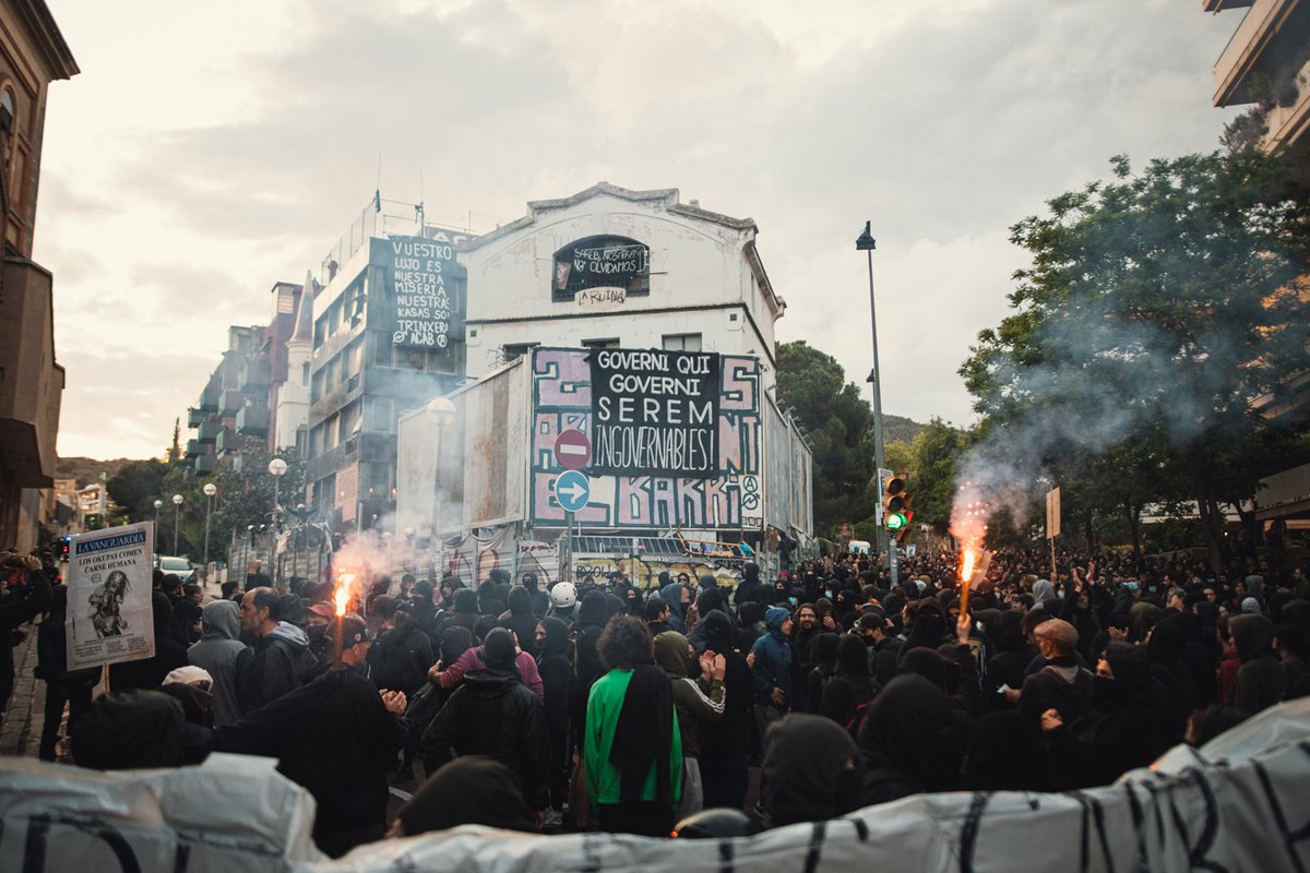 La_Directa's tweet photo. #OKUPACIÓ | El Kubo, la Ruïna i Estudi 9 es coordinen per aturar els desallotjaments: "les nostres cases són trinxeres" https://t.co/LkwNgstYGz Les protestes començaran la matinada d'aquest dijous 30 de novembre. Per @albertmartnez 📸 Victor Arias https://t.co/ro5TF1rOOe
