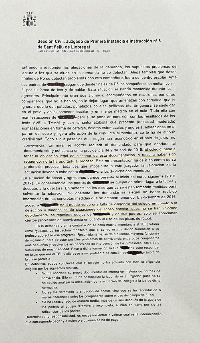 JMporKiraLopez's tweet photo. Nueva sentencia que reconoce acoso escolar y falta de diligencia por parte de un colegio, el Ateneu Instructiu de Sant Joan Despí, Barcelona. El caso lo lleva @NoeliaRebon, abogada experta en acoso escolar y responsable del área jurídica de @trencats . 
Sus compañeros se burlaban de él por su manera de leer y hablar, insultándole y llamándole "chupacabras" y agrediéndolo físicamente en el patio. Una vez, le partieron los labios compañeros no identificados​. Por defender a una compañera que fue agredida por sus acosadores le castigaron a él junto con sus agresores​. Otro día recibió un golpe por parte de otro niño, y otro en clase de catalán​​. La víctima sufrió secuelas psíquicas como resultado del acoso. El colegio pretendía que hiciesen a la víctima una evaluación psicológica, pero nunca a los bullies.
Se observó una falta de diligencia en el colegio respecto a la detección y manejo del acoso escolar. A pesar de las quejas repetidas el colegio no valoró adecuadamente la situación y solo reconoció problemas menores . Las pruebas psicológicas confirmaron una situación de acoso escolar de alto grado.​ Hubo un retraso de más de un año en la activación del protocolo antiacoso ... lo que impidió su aplicación completa​. Debido al acoso  tuvo que cambiar de colegio, lo que se considera un factor importante en la evaluación de su caso​.

Al final, al colegio que pierde la demanda, le toca pagar al niño a la víctima, por responsabilidad extracontractual.

Fuente: SENTENCIA Nº 257/2023