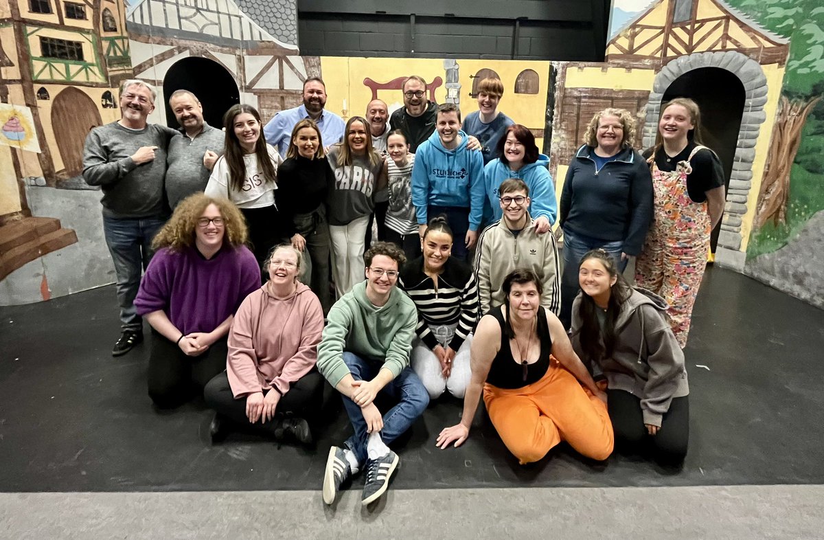 ✨ OPENING NIGHT ✨

Tonight is the night that our panto cast takes to the stage ahead of our 3-week run of ‘Aladdin’ at East Kilbride Arts Centre.

Don’t forget to use #studio32aladdin in your Panto visit posts 📸 

See you soon pals!!
#studio32theatrecompany #aladdin