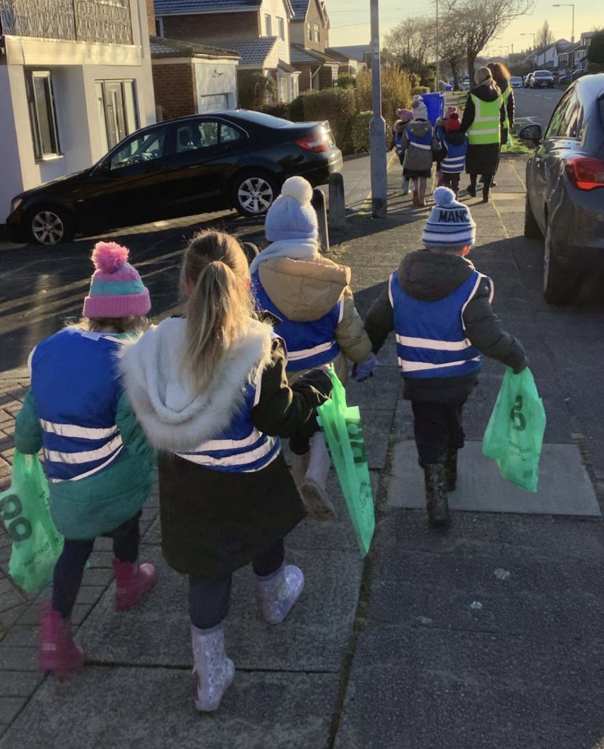 unsworthprimary's tweet photo. Run run as fast as you can you can’t catch me I’m the ….GINGERBREAD MAN! Mrs @Jo_Grundy_ came along too, I mean who can say no to a gingerbread man. #makinglearningmeaningful #supportlocal #EYFS #learningoutdoors @Cornerstonesedu https://t.co/EgqmOZGheF
