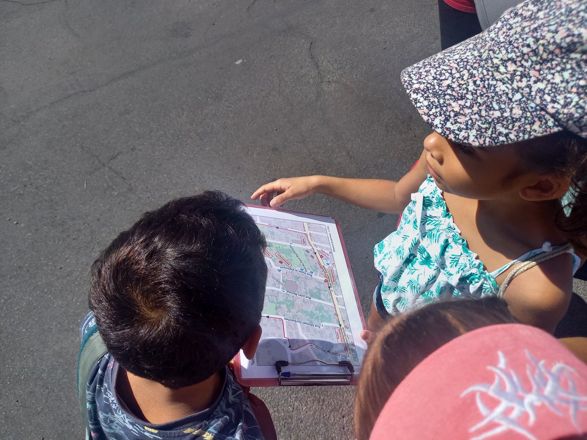 useptampon's tweet photo. "Piétons en marche" dans le centre-ville du Tampon. Les enfants de CE1 sont sensibilisés à la Sécurité Routière. https://t.co/69jIoI9dXT