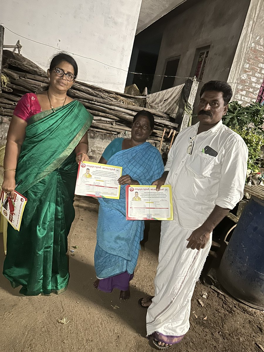 renuka_jetti's tweet photo. కొల్లిపర మండలం తూములూరు గ్రామంలో *ఇంటింటికీ భవిష్యత్తు గ్యారెంటీ - ఇది బాబు ష్యూరిటీ బాండ్లు* పంపిణీ
#BhavishyathukuGaurantee
#JaganFaieldCM
#BringAlapatiRajaBack
#TenalineedsAlapatiRaja
#iTDPforTDP
#HOPEJETTI https://t.co/42dAGd3uDJ
