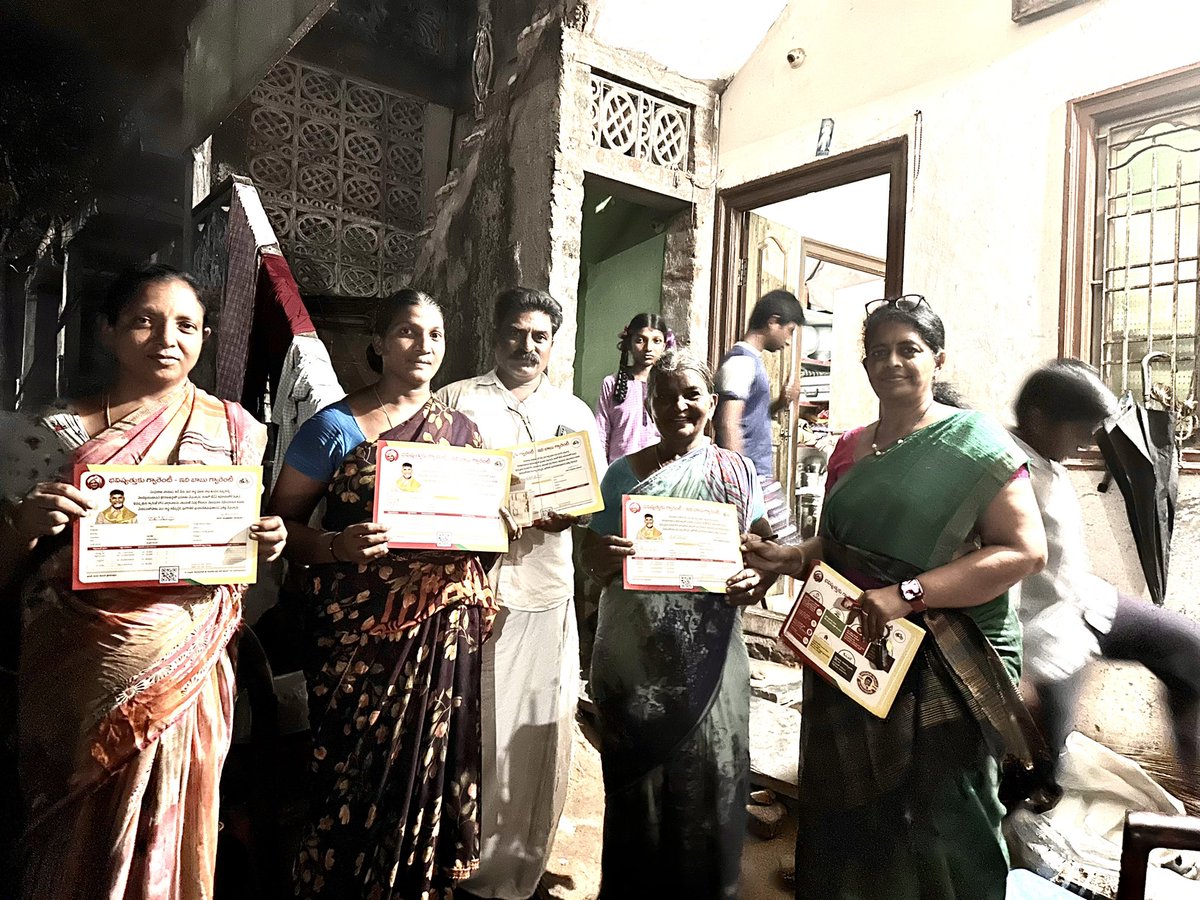 renuka_jetti's tweet photo. కొల్లిపర మండలం తూములూరు గ్రామంలో *ఇంటింటికీ భవిష్యత్తు గ్యారెంటీ - ఇది బాబు ష్యూరిటీ బాండ్లు* పంపిణీ
#BhavishyathukuGaurantee
#JaganFaieldCM
#BringAlapatiRajaBack
#TenalineedsAlapatiRaja
#iTDPforTDP
#HOPEJETTI https://t.co/42dAGd3uDJ