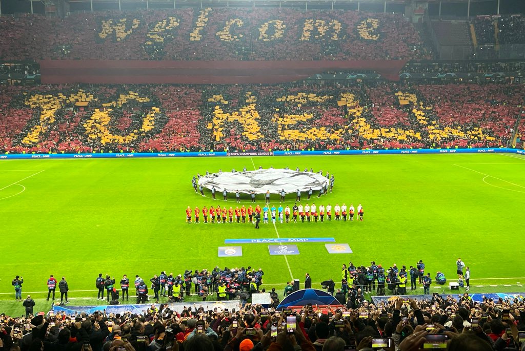 Şampiyonlar Ligi’ndeki temsilcimiz Galatasaray’ın Manchester United ile oynayacağı maç için tribündeyiz. Yürekten başarılar @GalatasaraySK!🟡🔴 #GSvMUN #UCL