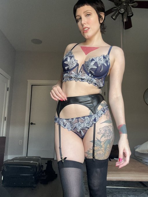 Headed to Houston! I&rsquo;ll be available for double domme sessions with @MistressKGreen 🥵 Book us for sensual<a href="/tag/newprofilepic"class="tags"><span>#newprofilepic</span></a>