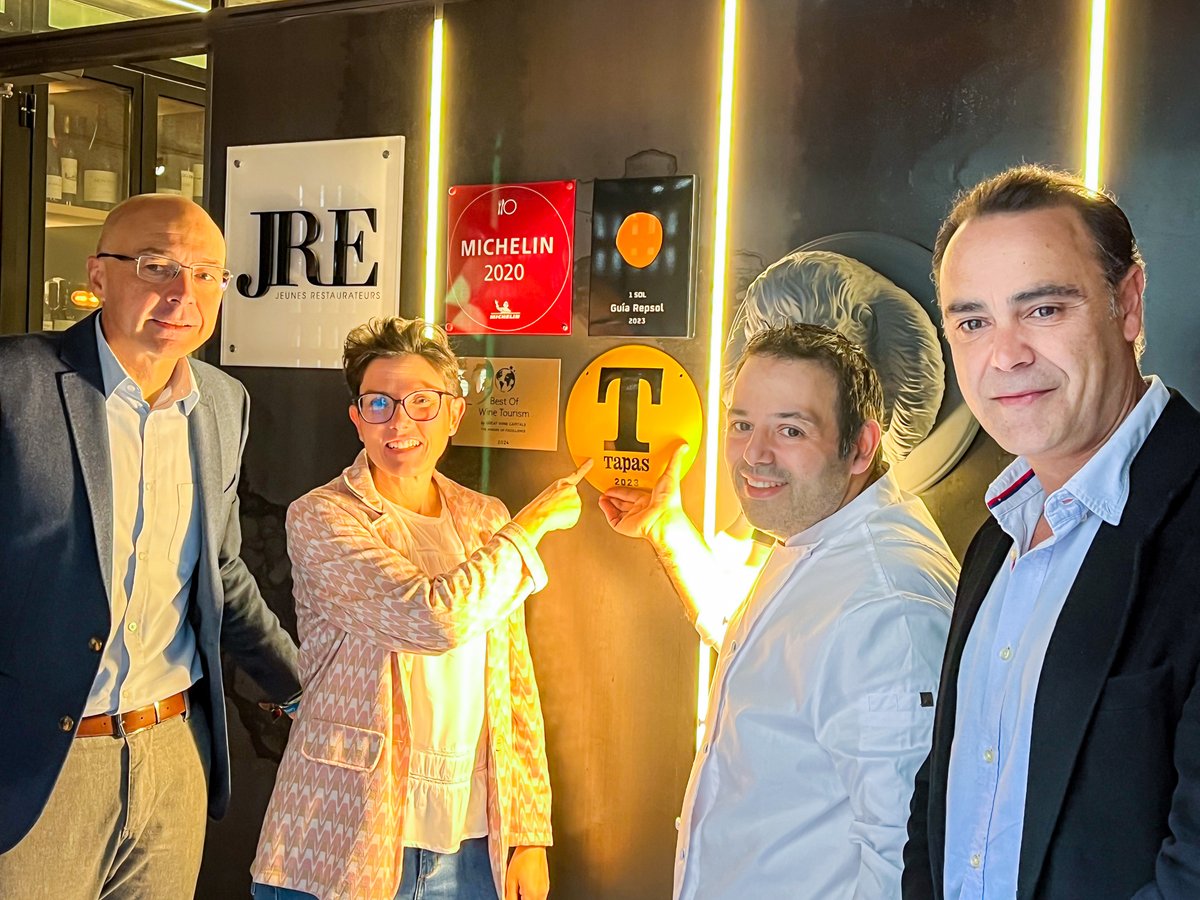 👨🏻‍🍳 El director general de Desarrollo Rural, David Martín, ha asistido a la entrega de la 'T de Oro' de Tapas al restaurante Juan Carlos Ferrando, premiado por el grupo Spainmedia, ¡felicidades!