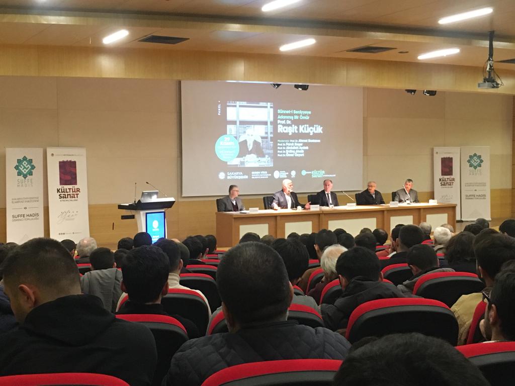 Raşit hocamızı Fakültemizde yadettik.
Salonu tıklım tıklım dolduran, hocalarının hocasının  programına gösterdikleri ilgiyle ilerde hocalarına da vefalı olacaklarını ispatlayan ve kendilerine olan umut ve güvenimizi bir kez daha tazeleyen öğrencilerimize çok teşekkür ediyorum.