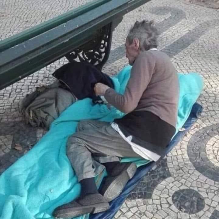 Este senhor é cego, vive nas ruas de Lisboa, tem 85 anos  e é português alguém avise o Marcelinho,para ir tirar uma selfie com este senhor ,pode ser que a seguir a Santa Casa da Misericórdia  lhe arranje lugar num lar. 
Não é refugiado ou imigrante ilegal, não reúne critérios…