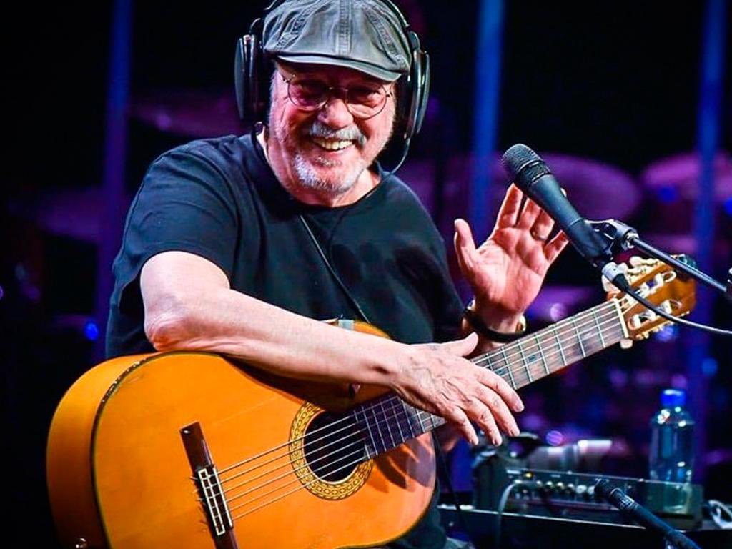 "¿Quién fuera Lennon y McCartney
Sindo Garay, Violeta, Chico Buarque?
¿Quién fuera tu trovador?"

Que los años vividos y todos los versos que nos has dado se te multipliquen con salud y amor junto a los tuyos. 

Feliz cumpleaños, Silvio.