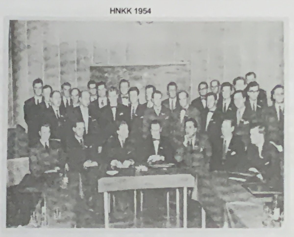 jcihelsinki's tweet photo. Tiesitkö, että kamarimme viettää ensi vuonna 70-vuotisjuhliaan?
Tässä kamarimme ryhmäpotretti vuodelta 1964.
Lue lisää: https://t.co/pXeEKmZgIp tai jaa omat kamarimuistosi!
#JCIHelsinki #JCI #JCIfi #HNKK #Nuorkauppakamari #HelsinginNuorkauppakamari https://t.co/JNvJW5w3jr