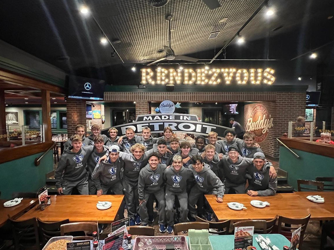 Away games are even better when you get to stop by Buddy's Pizza 🍕⚽

📸: eiumsoccer 

#BuddysPizza #Soccor #Detroit #Pizza #BestPizza