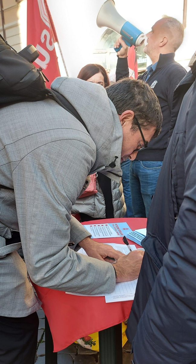 suniait's tweet photo. Manifestazione a piazza santi Apostoli a Roma e raccolta di firme sulla petizione popolare per il #dirittoallabitare https://t.co/Zmvd4h5zy8