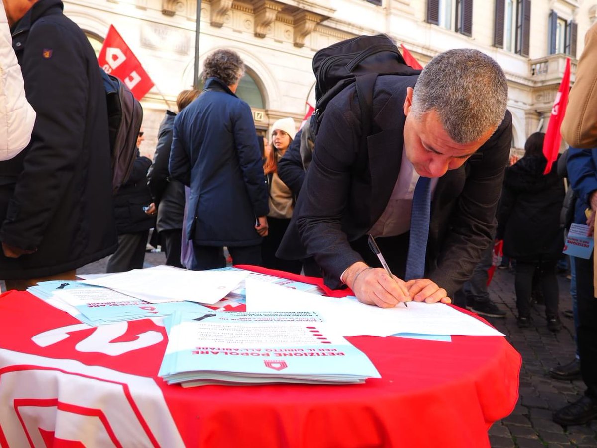 Manifestazione a piazza santi Apostoli a Roma e raccolta di firme sulla petizione popolare per il #dirittoallabitare