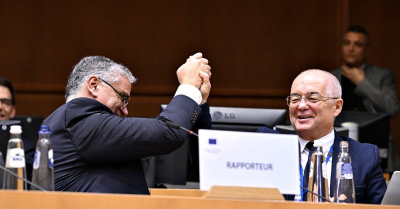 CoR_President's tweet photo. The EU cannot survive without cohesion policy.

With a bold reform, flexibility, partnership and simplification, cohesion policy can continue to play its role as a long term, transformational and structural policy.

Together with @Emil_Boc, we put forward a clear proposal ⤵️