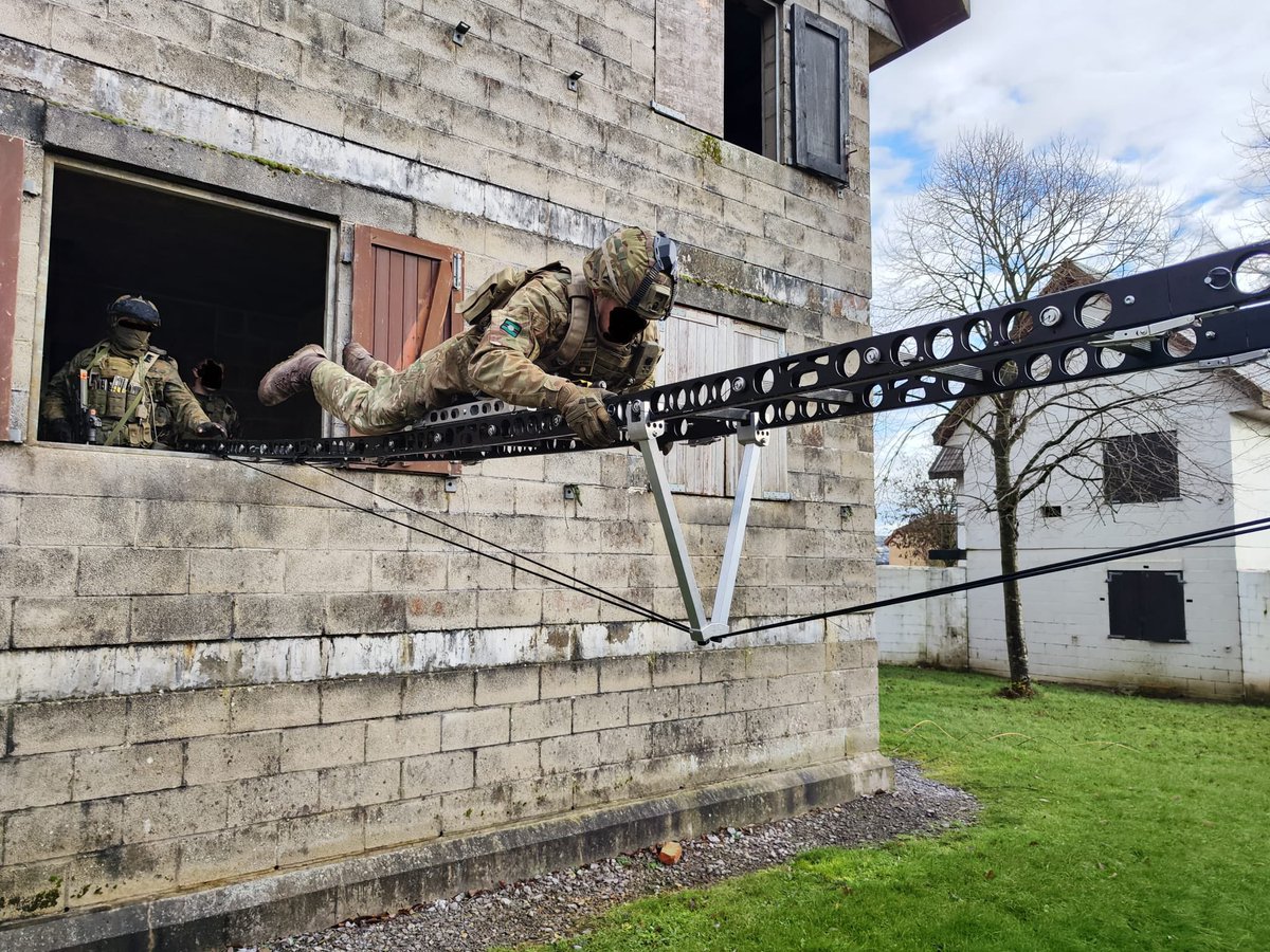 EasiBridge's tweet image. Another game-changing addition to the #EasiBridge range
Our all-new UrbanHD ladder, offering unrivalled portability, climb heights +bridge spans up to 28'
No other ladder goes this far. Except our own….
Packs down to 2x20kg bags for easy transport
@thinkdefence @Havoc_Six
#AWE