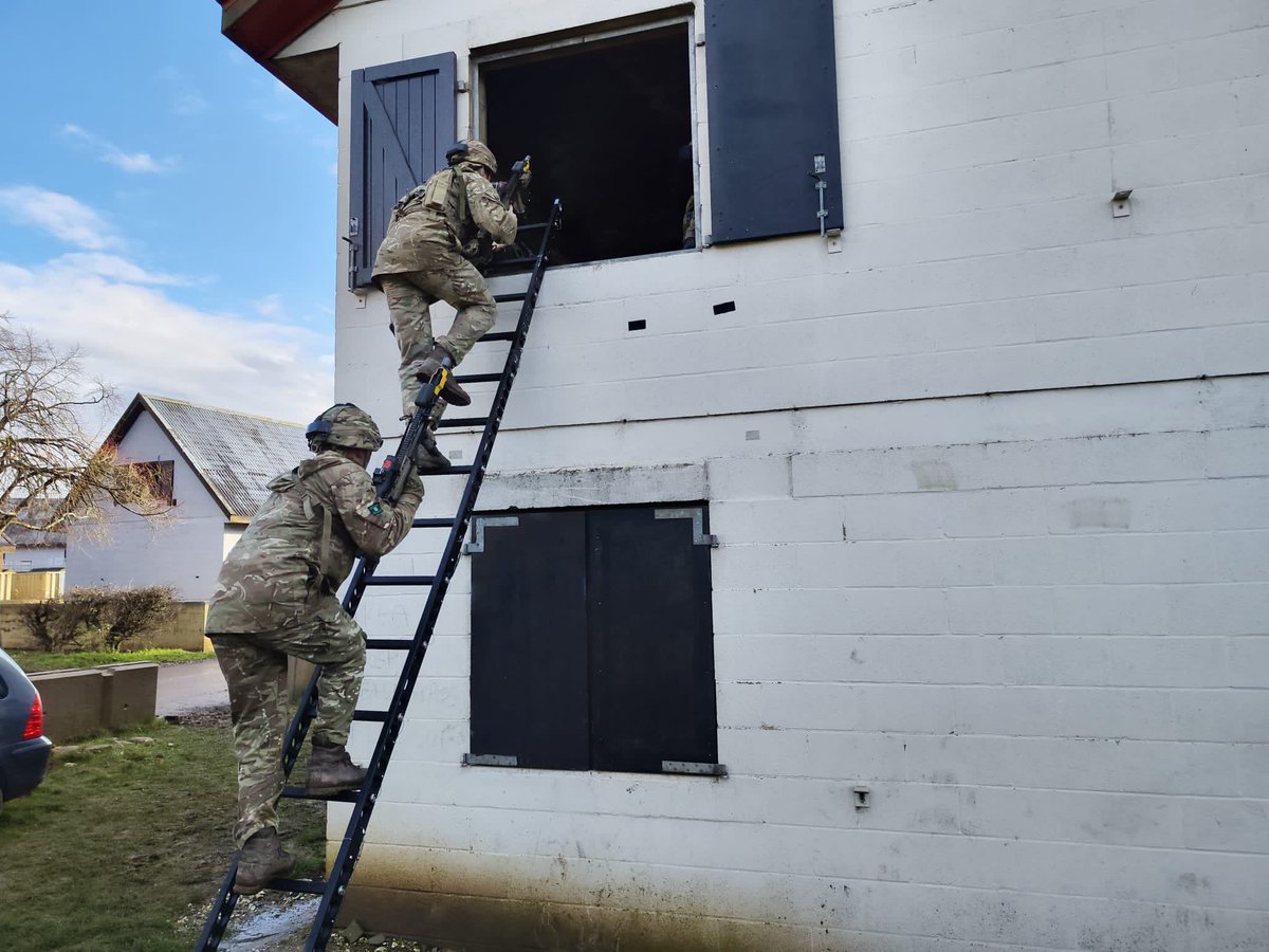 EasiBridge's tweet image. Another game-changing addition to the #EasiBridge range
Our all-new UrbanHD ladder, offering unrivalled portability, climb heights +bridge spans up to 28'
No other ladder goes this far. Except our own….
Packs down to 2x20kg bags for easy transport
@thinkdefence @Havoc_Six
#AWE