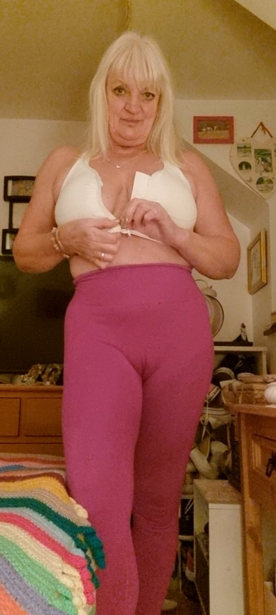 annie_o_b123's tweet photo. Gymtime 🏋‍♀️ over.  #gymclothesoff #takeyourclothesoff #braremoved #unzipthatbra #getundressed #sexybraremoval #olderwomen #milf #gilf #showyourtits #bigtits https://t.co/5MUNErJeIy