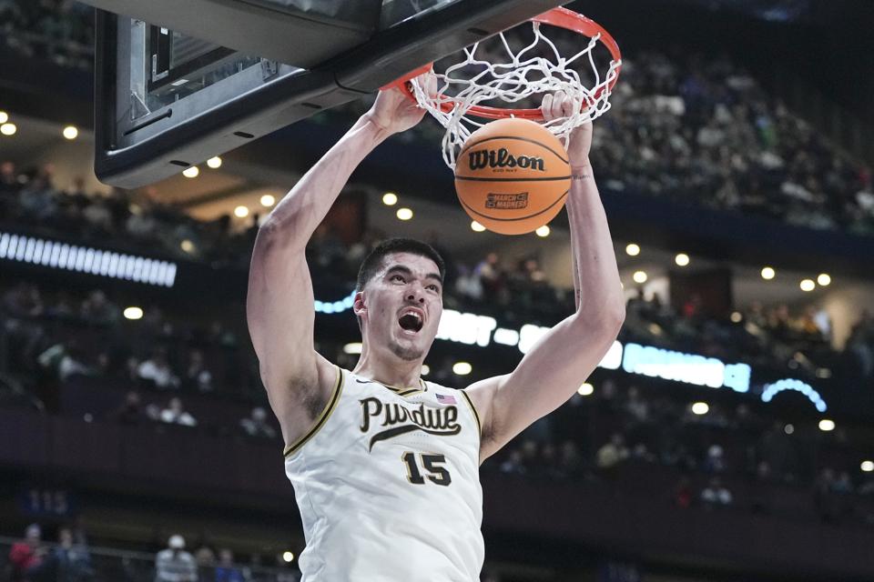 ForbesSports's tweet photo. When it became evident that the Purdue-Arizona men’s college basketball game on Dec. 16 would feature a matchup of No. 1 vs. No. 2, not everyone was happy about it.
https://t.co/rb5zo5ttK2 https://t.co/aCtWCTjQEf