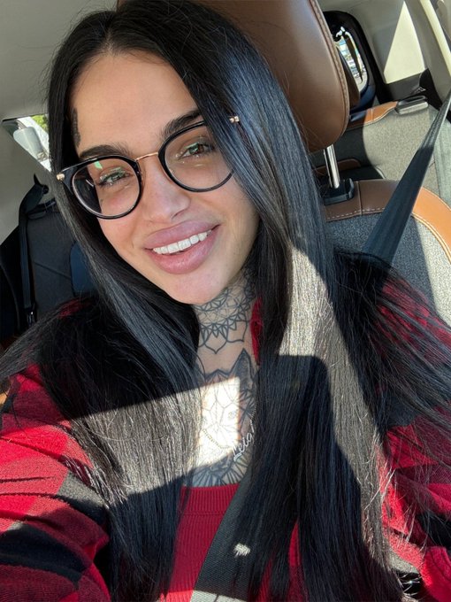 It&rsquo;s my birthday tomorrow and 8 year pornoversary in two weeks 💕  Oh yeah, I also switched from braces