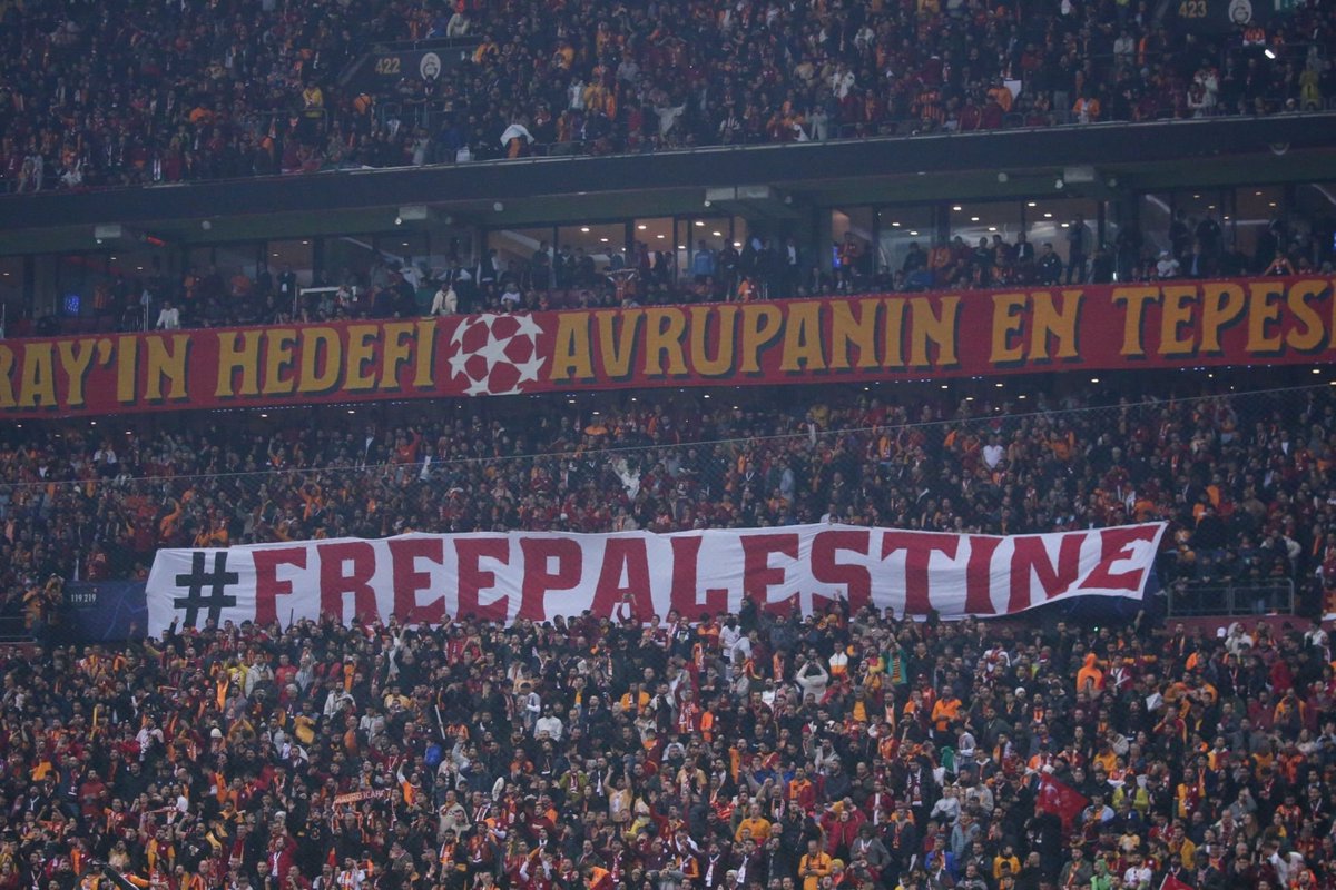 🚨🚨🚨🚨🚨🚨🚨

” فلسطين حرة. “

— لافتة جمهور غلطة سراي! ♥️🇹🇷