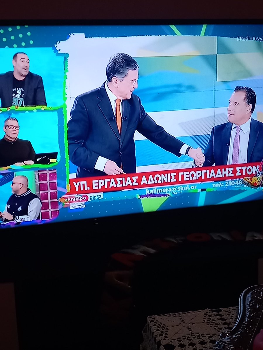 anna36317500's tweet photo. Να βρούμε κάποιον να μας κοιτάει όπως κοιτάει ο Άδωνις τον Αυτιά #radioarvyla https://t.co/cmZTkQQk15