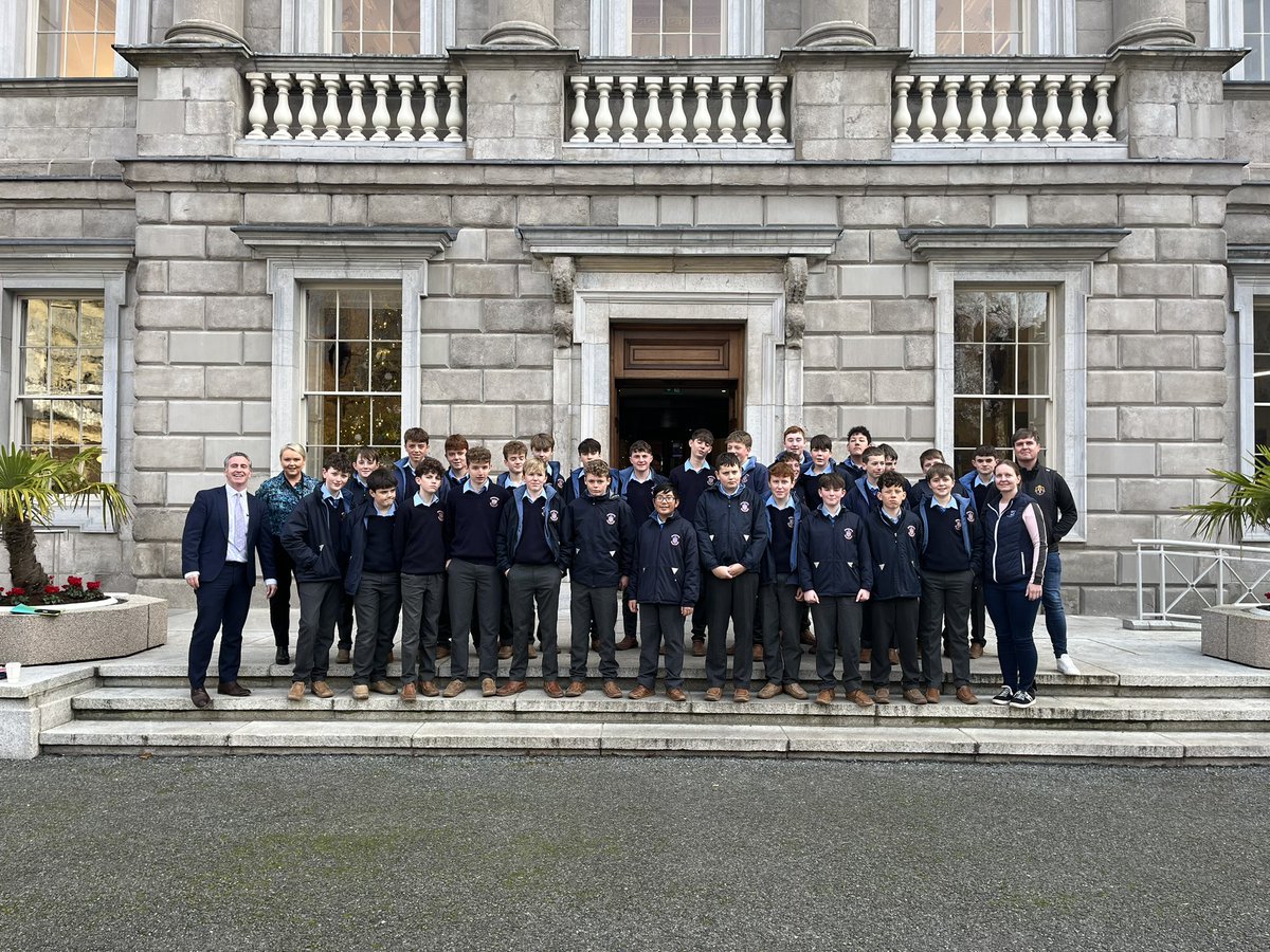 Great to welcome St Pats Navan and An Dangan on a school tour to Leinster House. Always great to have chats with our younger people & hear what issues they think are imp. Climate change, the riots last wk & anti social behaviour were top of their list.