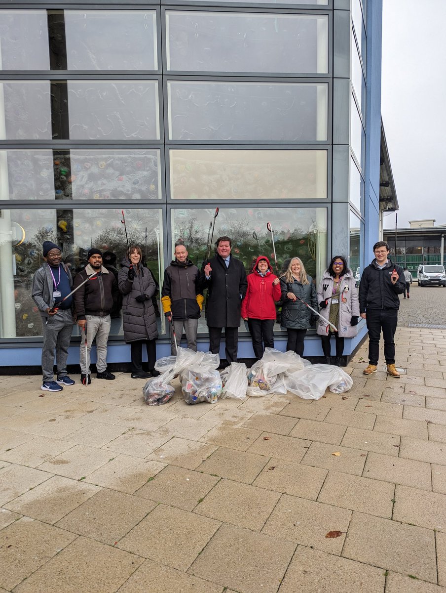 Thank you to those of you that took part in our final #pick4prickles last week 🦔💚
Shout out to the procurement team for a great turn out! 🙌
@HogFriendly @UniofHerts 
#bighogfriendlylitterpickchallenge #hedgehogfriendlyherts #goherts #Herts #environment #sustainability