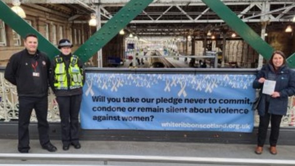Working together with @WhiteRibbonScot at Edinburgh Waverley to raise awareness of Violence against Women and Girls. #VAWG We also promoted the FREE Railway Safety app that you can download now ➡️ onelink.to/rgsoc #GuardiansOfTheRailway