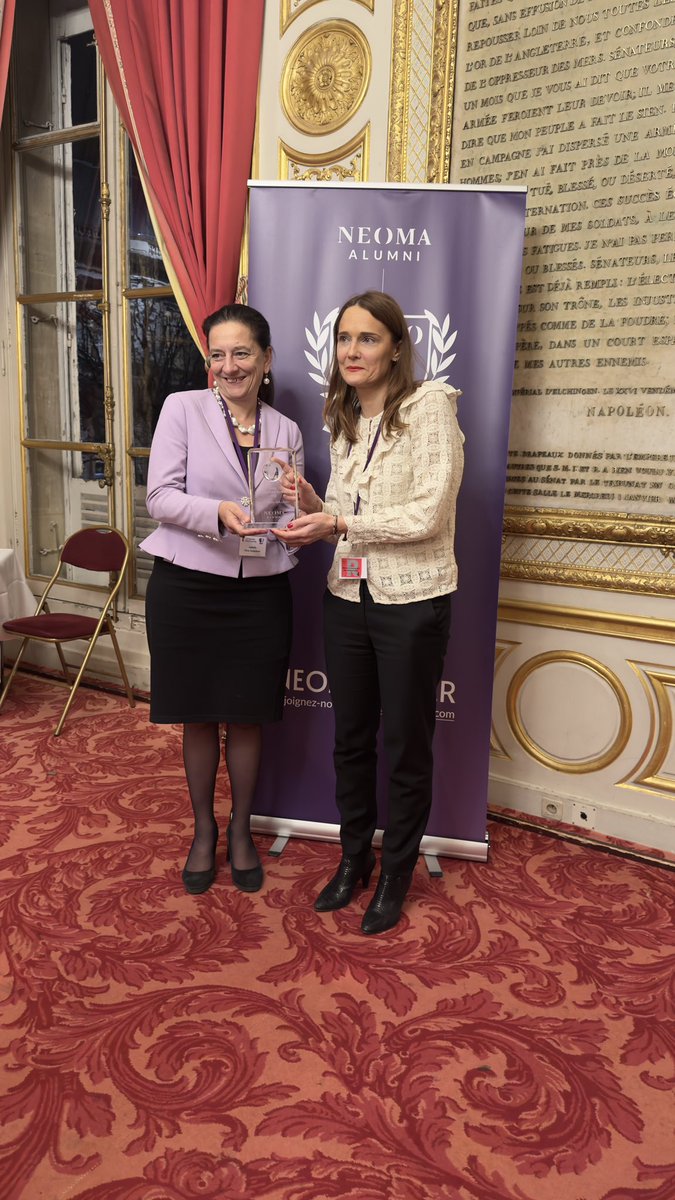 Isabelle Tracq-Sengeissen - Administratrice NEOMA Alumni remet le prix RH à Anne Laure Nolleau (PGE 03) - DRH France - Transdev. #TrophéesNEOMA2023