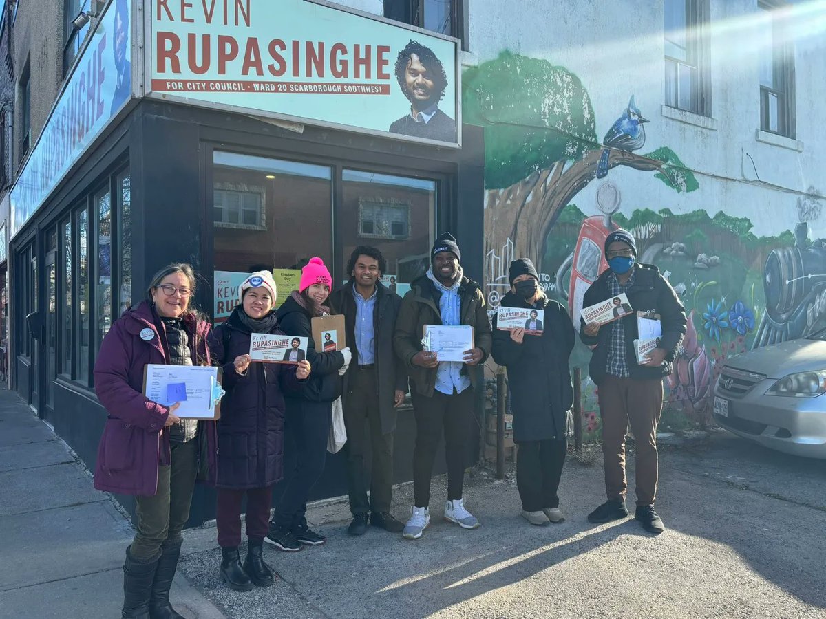 Local4948's tweet photo. #libraryworkers have been braving the cold getting the word out to vote for @KevinRupasinghe ! E-day is tmr! Polls will be open 10am-8pm. Every vote counts in this important byelection for your city councillor, #scarboroughsouthwest ! @torontolabour #TOpoli #torontolabour https://t.co/4VXfp0JpCH