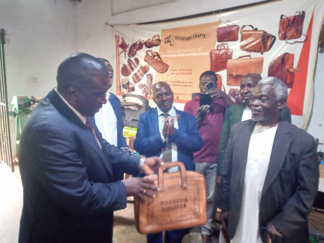 Ssazabusiro's tweet photo. Ssebwana asiimye obuyiiya bw'omutaka Vvule James Sserunjogi ng'akola n'okugoba ebbula ly'emirimo mu kitundu n'ensi yonna okutwaliza awamu. Omutaka awadde Sebwana Amantambuntambu ga nsawo mwanateeka ebiteeso by'anatwalanga mu lukiiko lwa Buganda era omuti gusimbiddwa ng'ekijjukizo https://t.co/asMMt4fbue