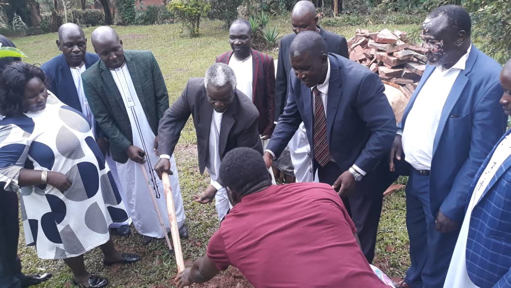 Ssazabusiro's tweet photo. Ssebwana asiimye obuyiiya bw'omutaka Vvule James Sserunjogi ng'akola n'okugoba ebbula ly'emirimo mu kitundu n'ensi yonna okutwaliza awamu. Omutaka awadde Sebwana Amantambuntambu ga nsawo mwanateeka ebiteeso by'anatwalanga mu lukiiko lwa Buganda era omuti gusimbiddwa ng'ekijjukizo https://t.co/asMMt4fbue