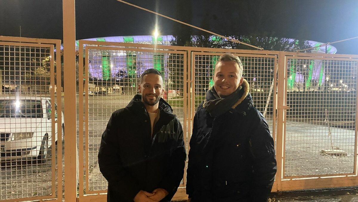 iciarmorique's tweet photo. Maccabi Haïfa - Stade Rennais : présents à Budapest, ces deux supporters rennais rêvent d'assister au match #SRFC #FBsport 
➡️ https://t.co/Lkd6P2AX0i https://t.co/21jX7t8W6O