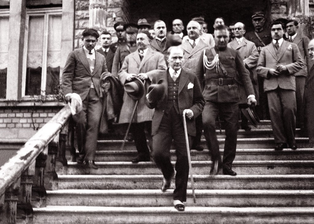 Ulu Önder Cumhurbaşkanı Gazi Mustafa Kemal Atatürk, 28 Kasım 1930 tarihinde Trabzon'da bulunduğunda Rüsuhi Savaşçı, Bekir Cingöz, Şükrü Kaya, Recep Peker, İbrahim Ergüven, İsmail Hakkı Tekçe, Ali Kılıç ve diğer görevliler ile bulunduğunda Türk Ocağından ayrılırken görülüyor.