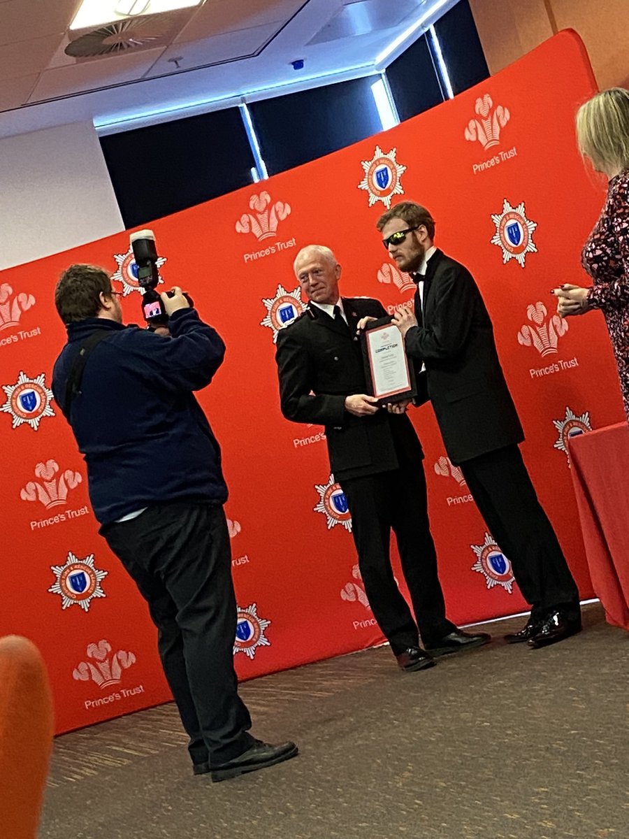 georgeorsteve's tweet photo. Sanguin of @CheshireFire Ellesmere Port 115 said “I’ve always felt painfully lonely, bored &amp; I find it hard to relate to people. I lost my father very suddenly which led to a severe depression. On @PrincesTrust #Team I’ve met new friends &amp; it’s helped me heal” 👏👏👏Sanguin 🚒👏 https://t.co/wWFpxoFGrk