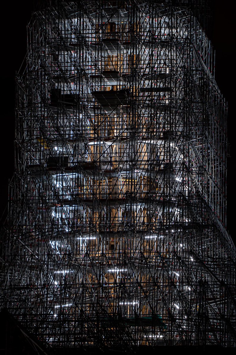 La charpente en chêne de la flèche de Notre-Dame, de nuit, dans son corsage de métal ! 

📸 @seb_sephe_photo 👏🏻