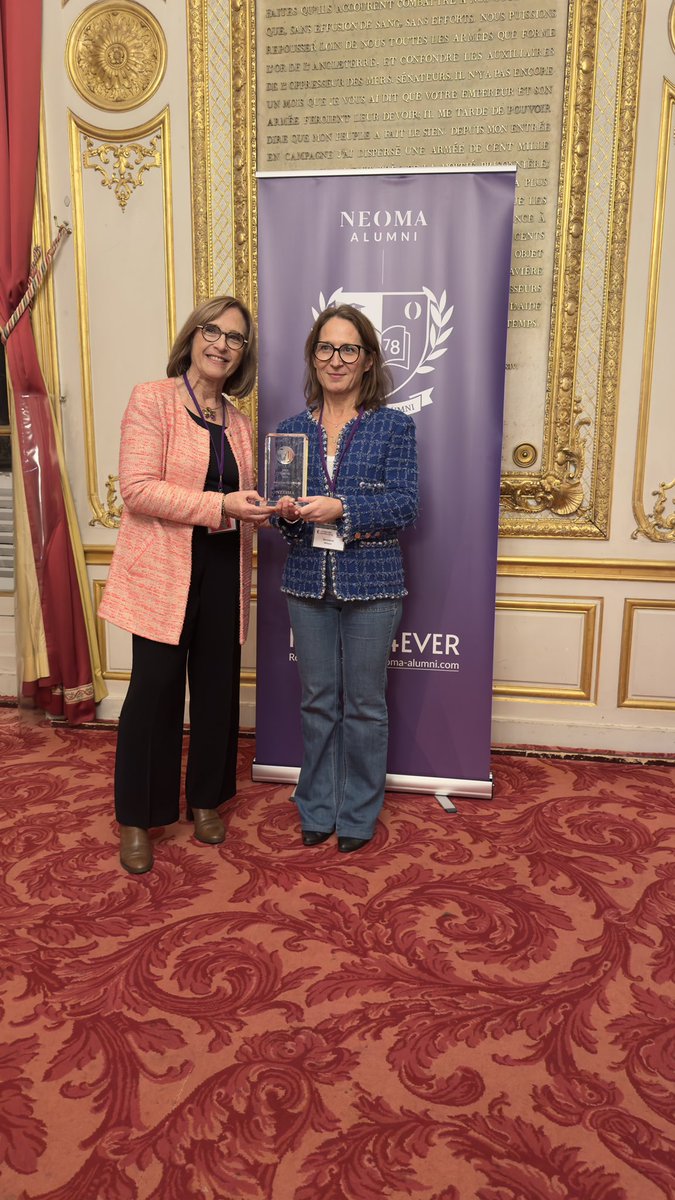 Adeline Lentz - Administratrice NEOMA Alumni remet le prix Digital à Bénédicte Nilsson (CESEM 96) - Global Media and Digital Director chez CHANEL. #TrophéesNEOMA2023