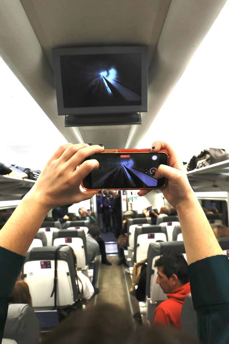 MikiLopezFot's tweet photo. Hoy tuve la suerte de pasar a ser uno de los primeros viajeros que atravesaron el túnel de la variante de Pajares. Cuando lo hagamos en un AVE en vez de un Alvia, va ser la hostia https://t.co/nwjFF4OnjF